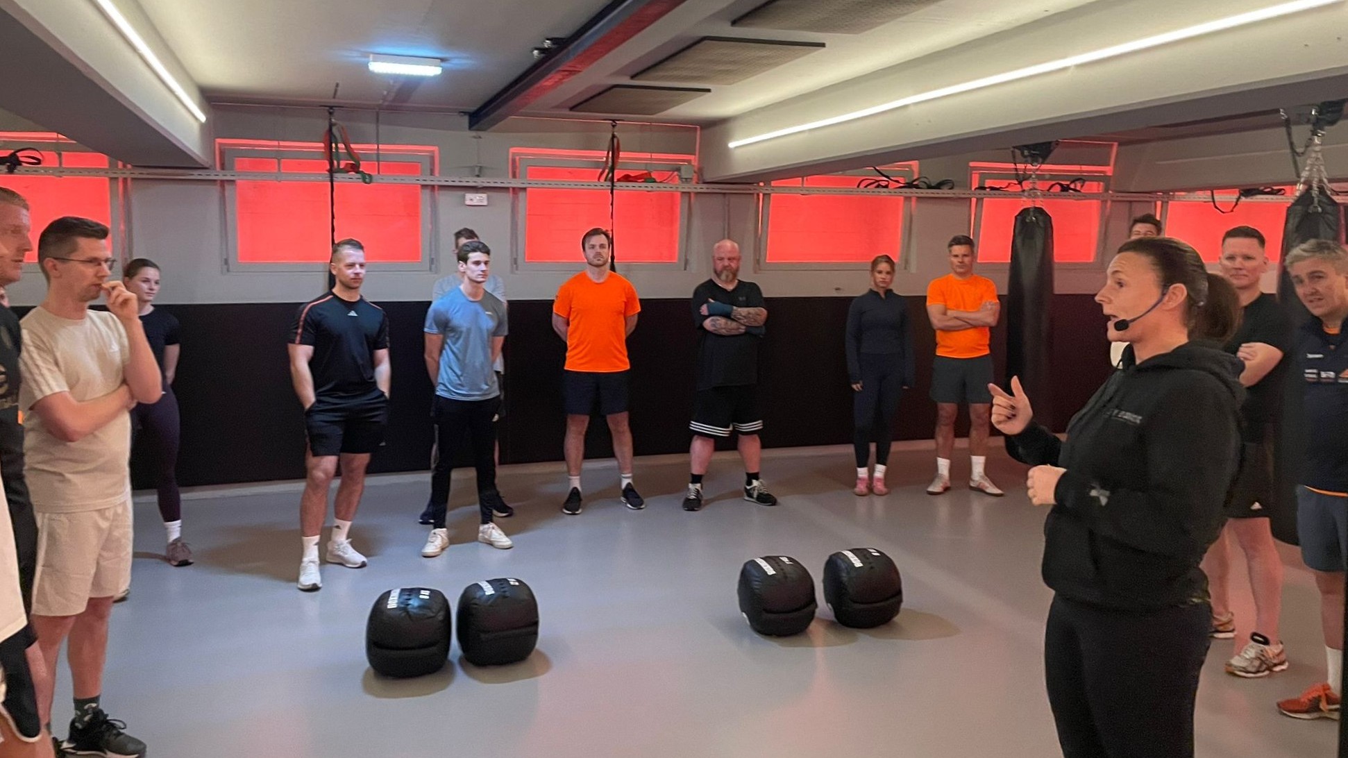 Collega’s krijgen energieke boksclinic bij THE BOX in Apeldoorn