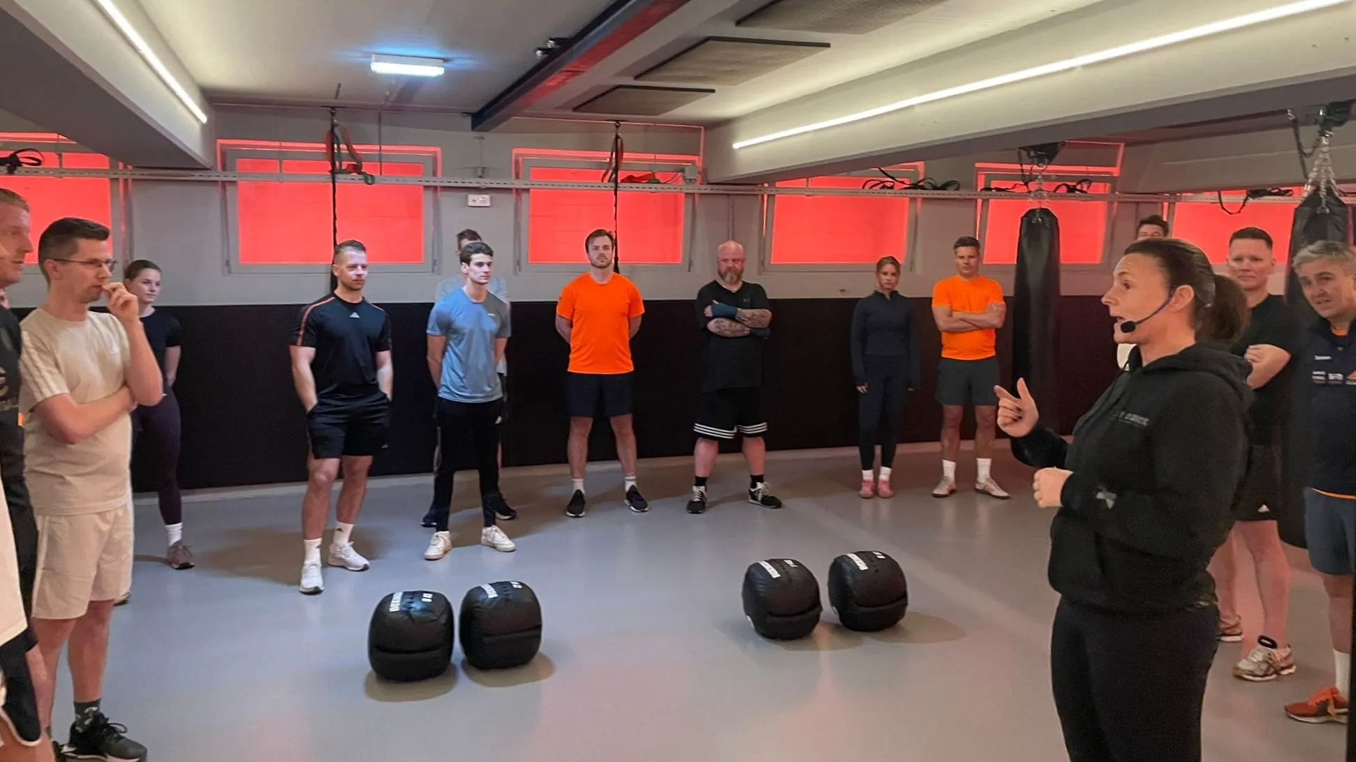 Collega’s krijgen energieke boksclinic bij THE BOX in Apeldoorn