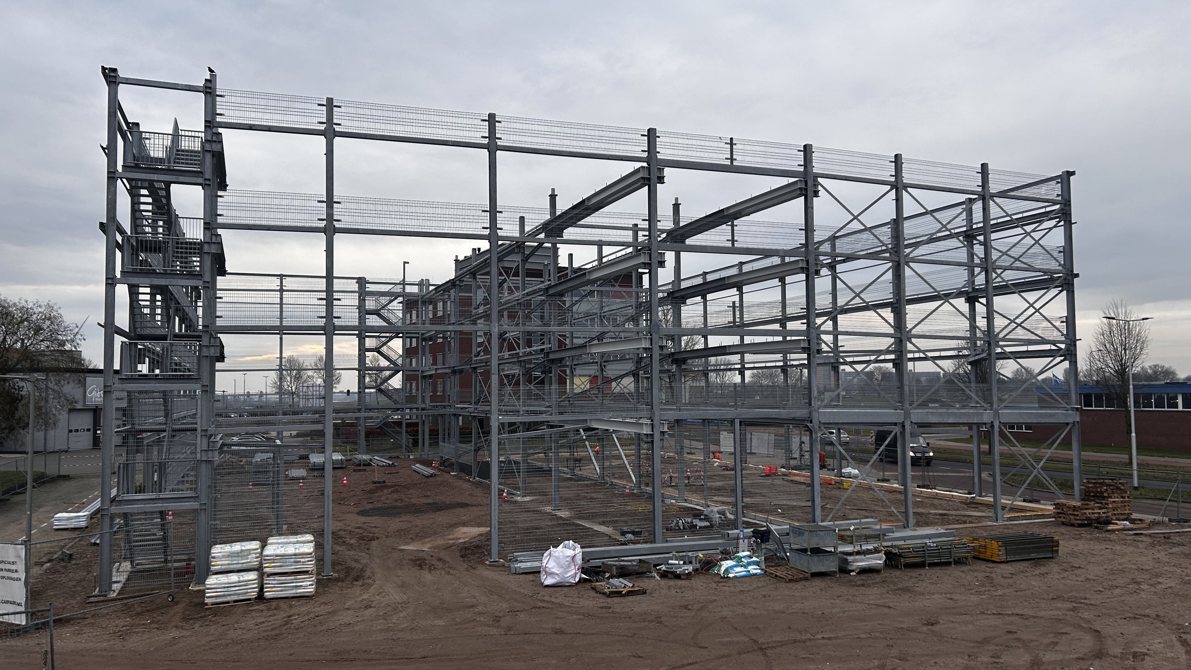 Rijnparking Arnhem: staalconstructie gereed, HSB-wanden in aantocht