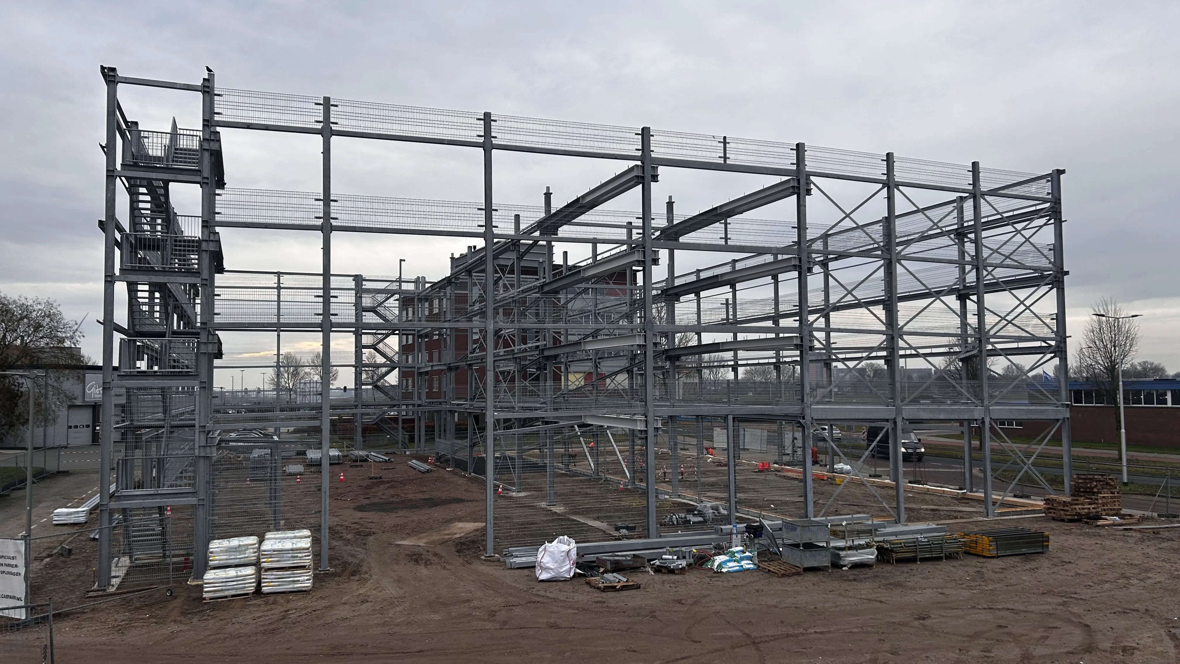 Rijnparking Arnhem: staalconstructie gereed, HSB-wanden in aantocht