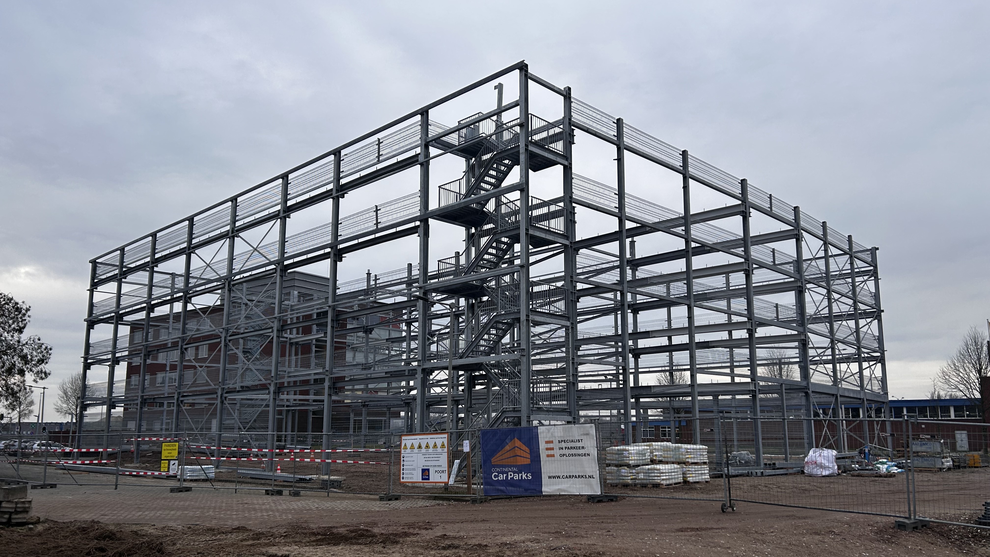 Rijnparking Arnhem: staalconstructie gereed, HSB-wanden in aantocht