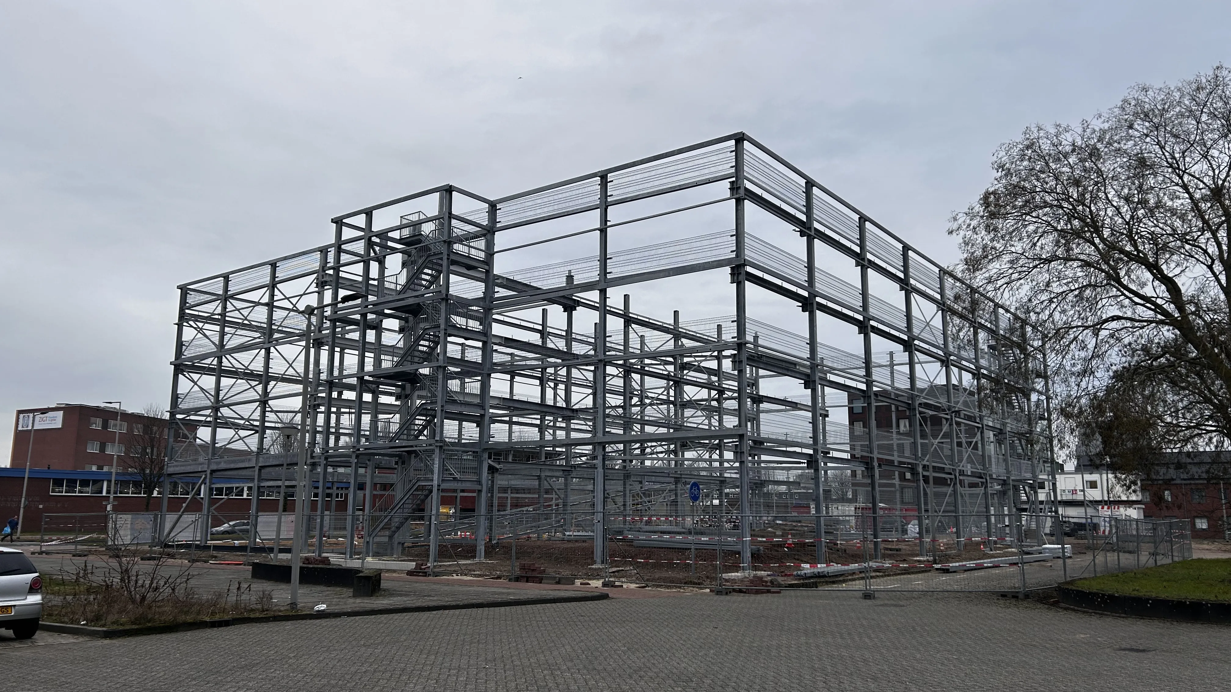 Rijnparking Arnhem: staalconstructie gereed, HSB-wanden in aantocht