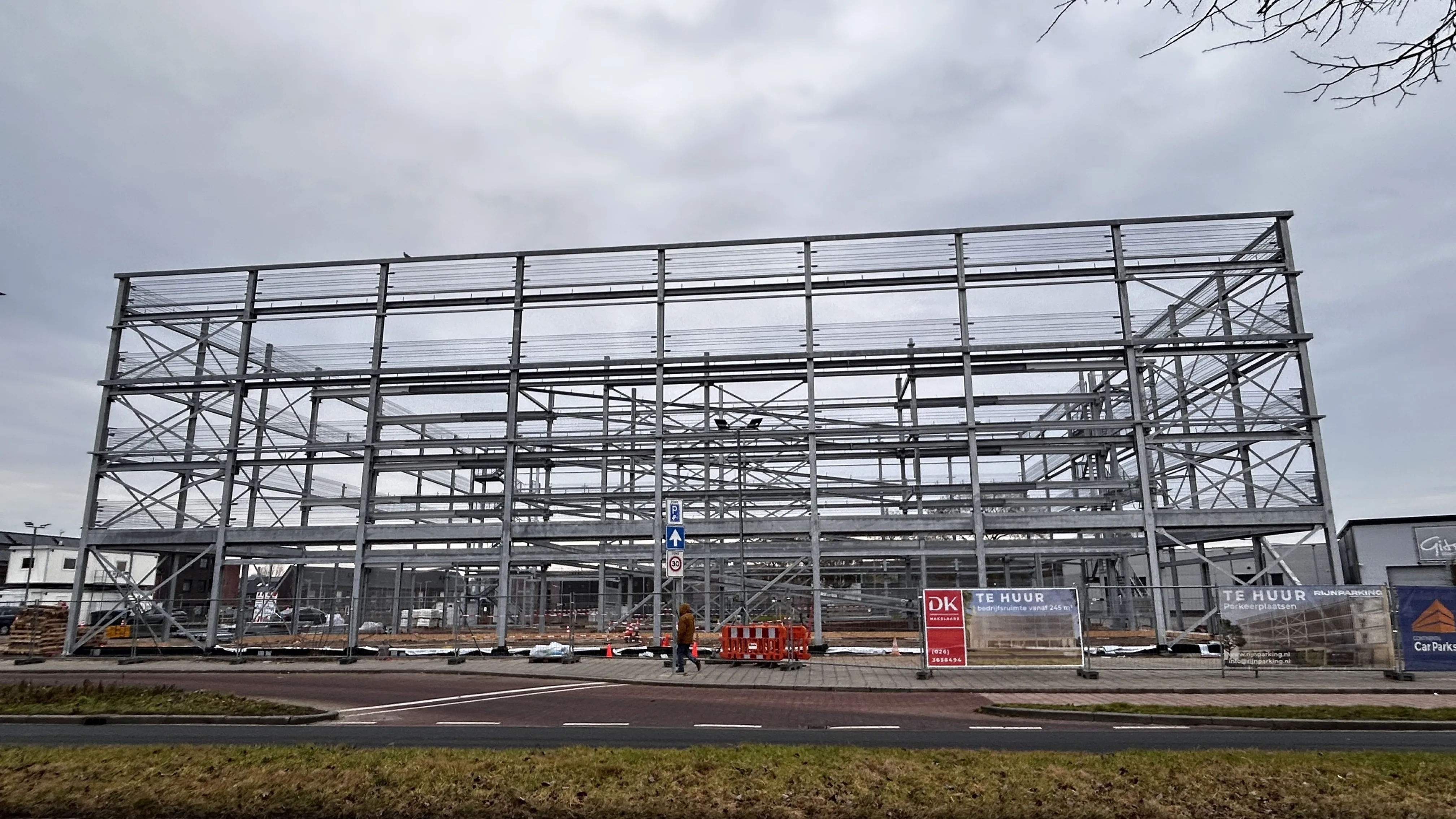 Rijnparking Arnhem: staalconstructie gereed, HSB-wanden in aantocht