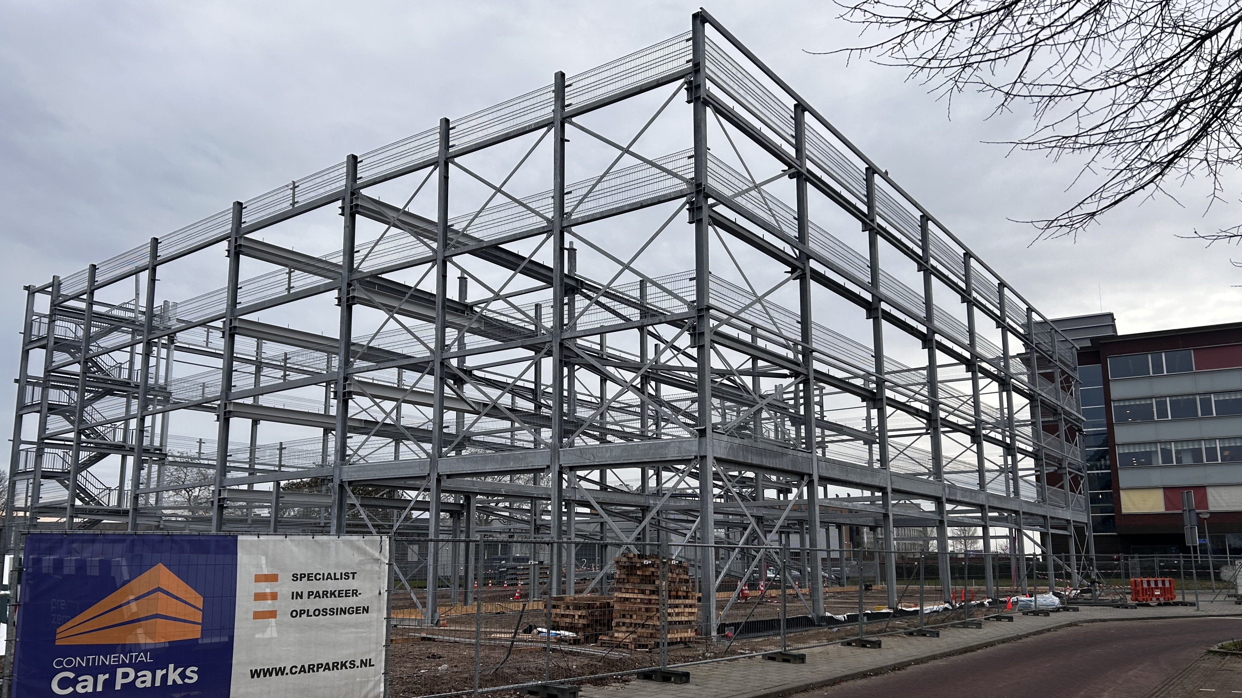 Rijnparking Arnhem: staalconstructie gereed, HSB-wanden in aantocht