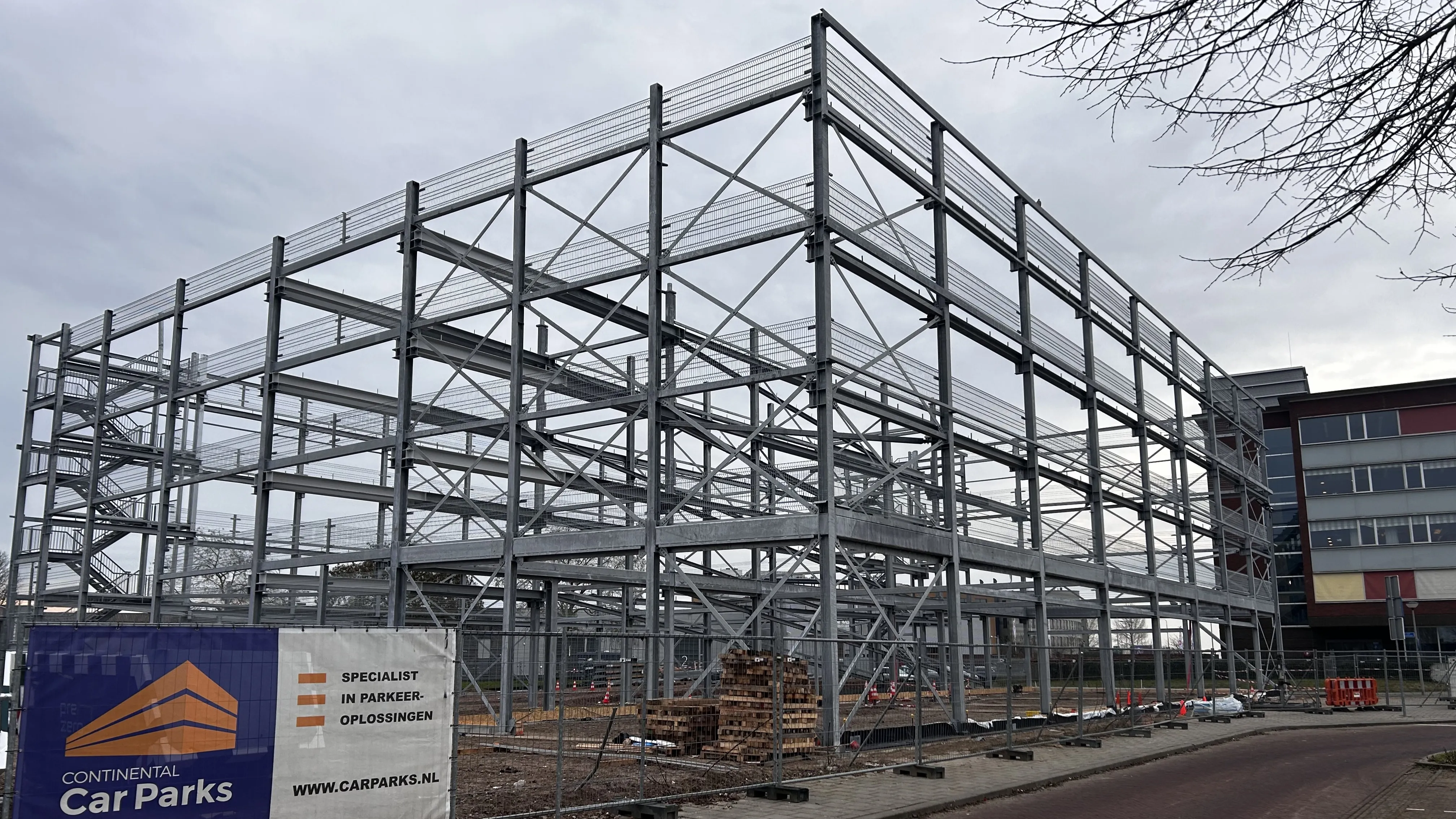 Rijnparking Arnhem: staalconstructie gereed, HSB-wanden in aantocht