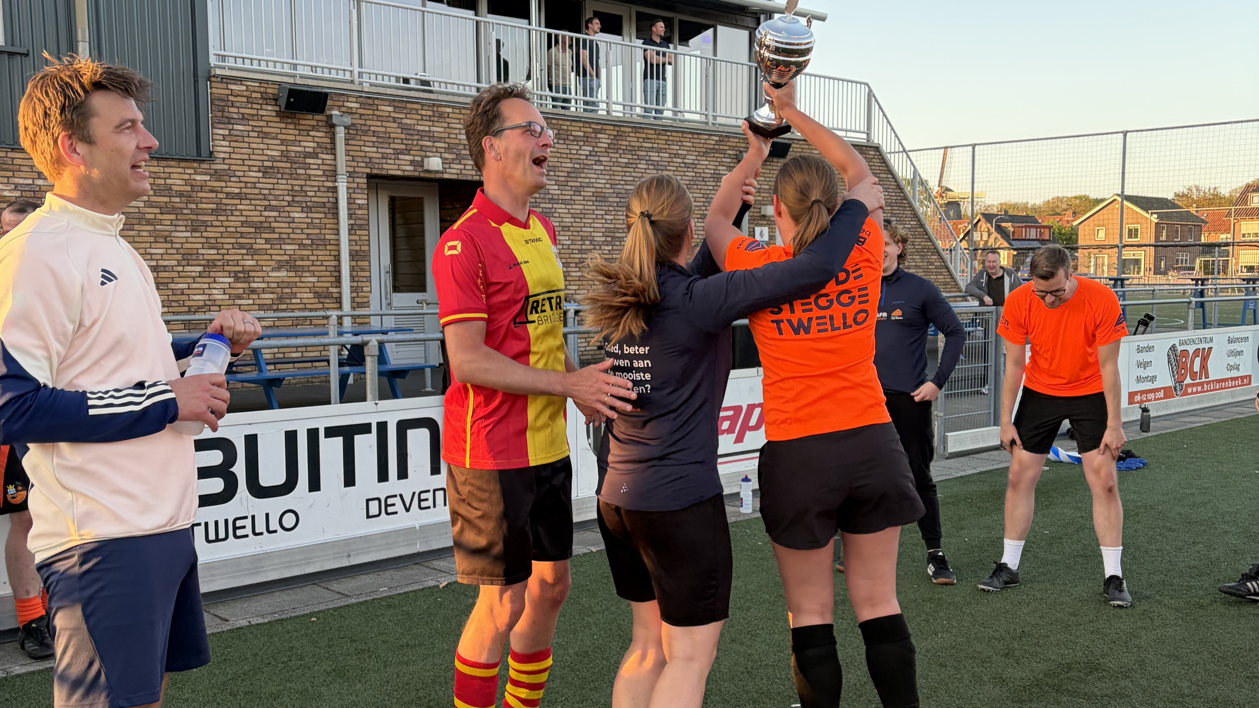 Geslaagd voetbaltoernooi bij SC Klarenbeek: sportiviteit, plezier en een terechte winnaar