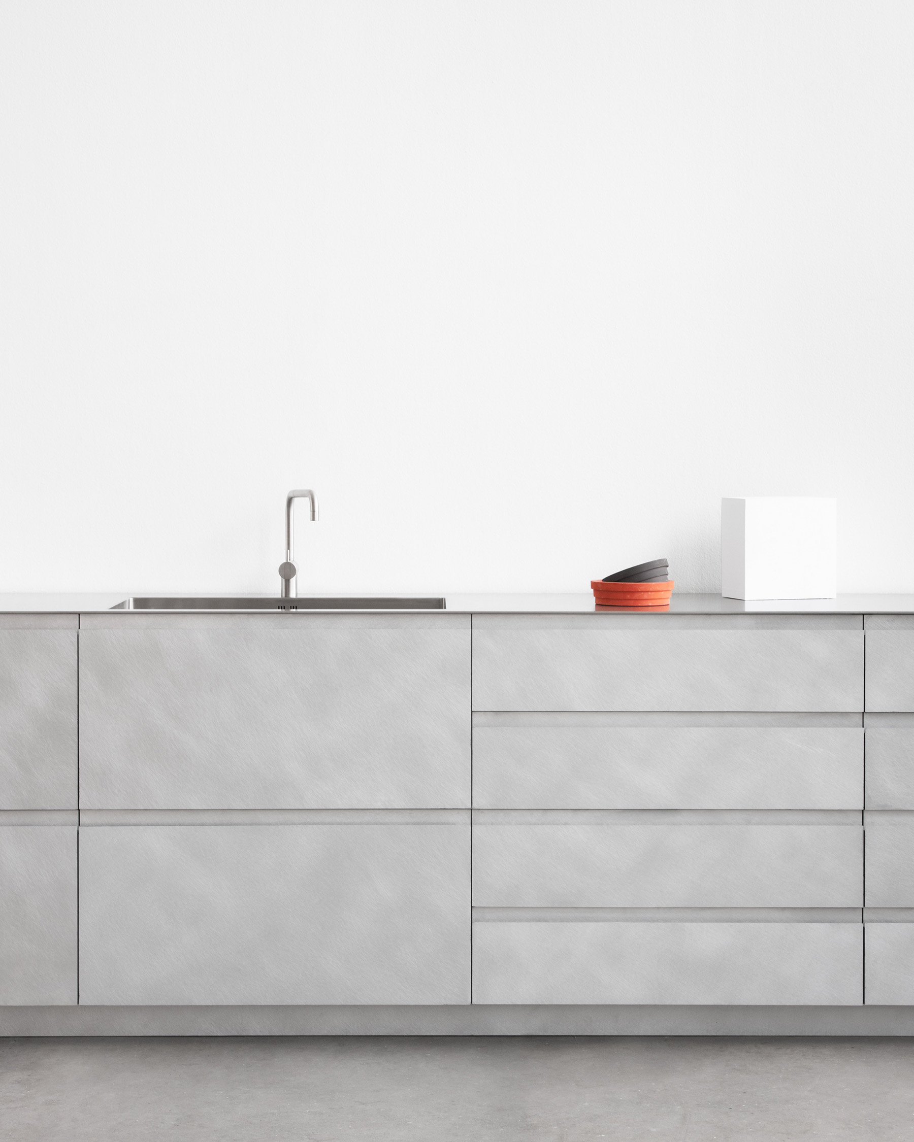 Plate kitchen in brushed aluminium finish by Reform