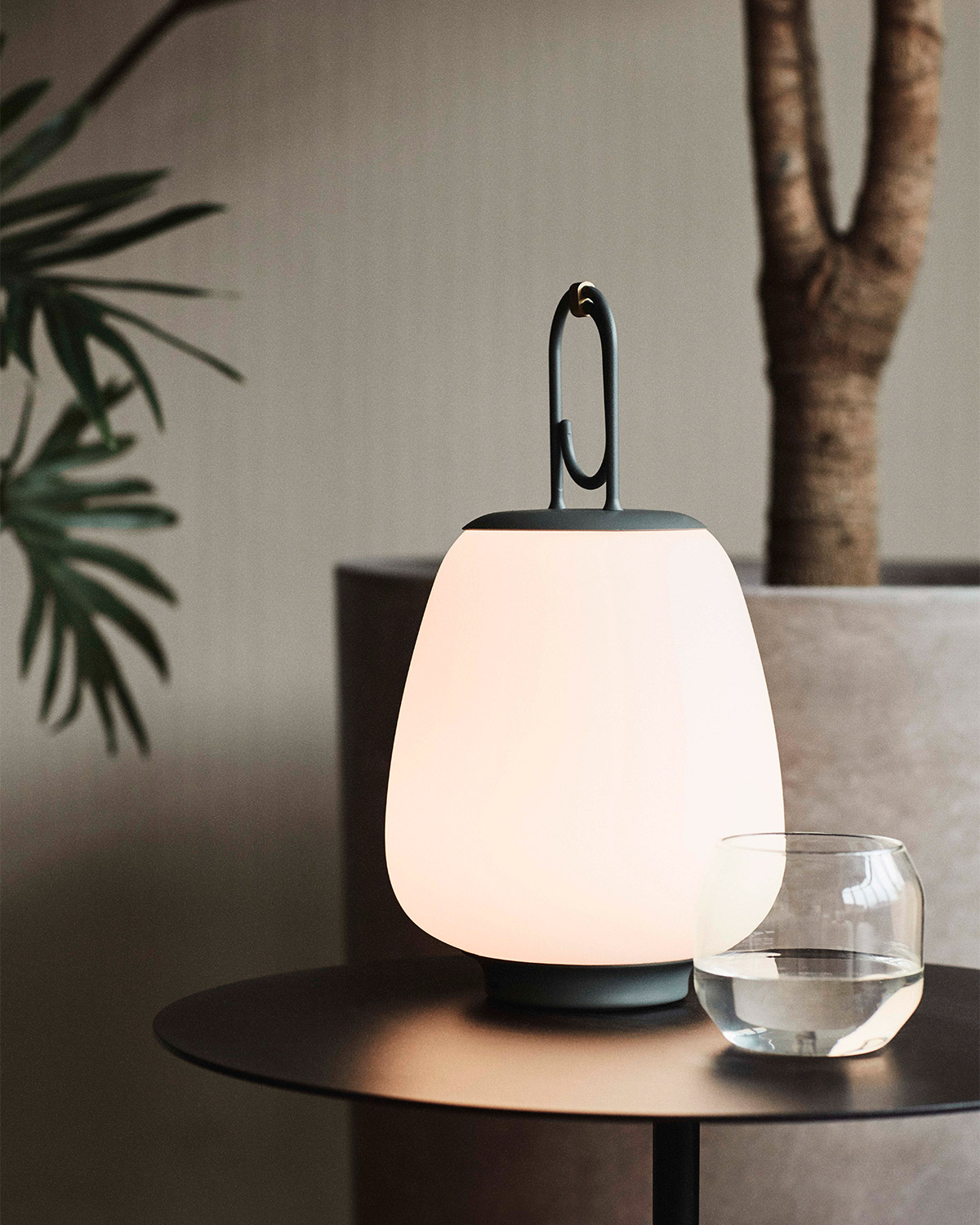 Lucca lamp in moss on black metal side table