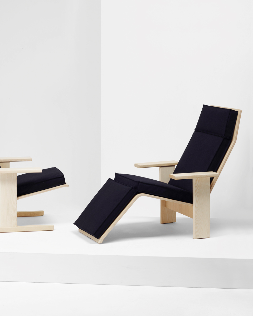 Quindici Chaise Longue in ash with black upholstery