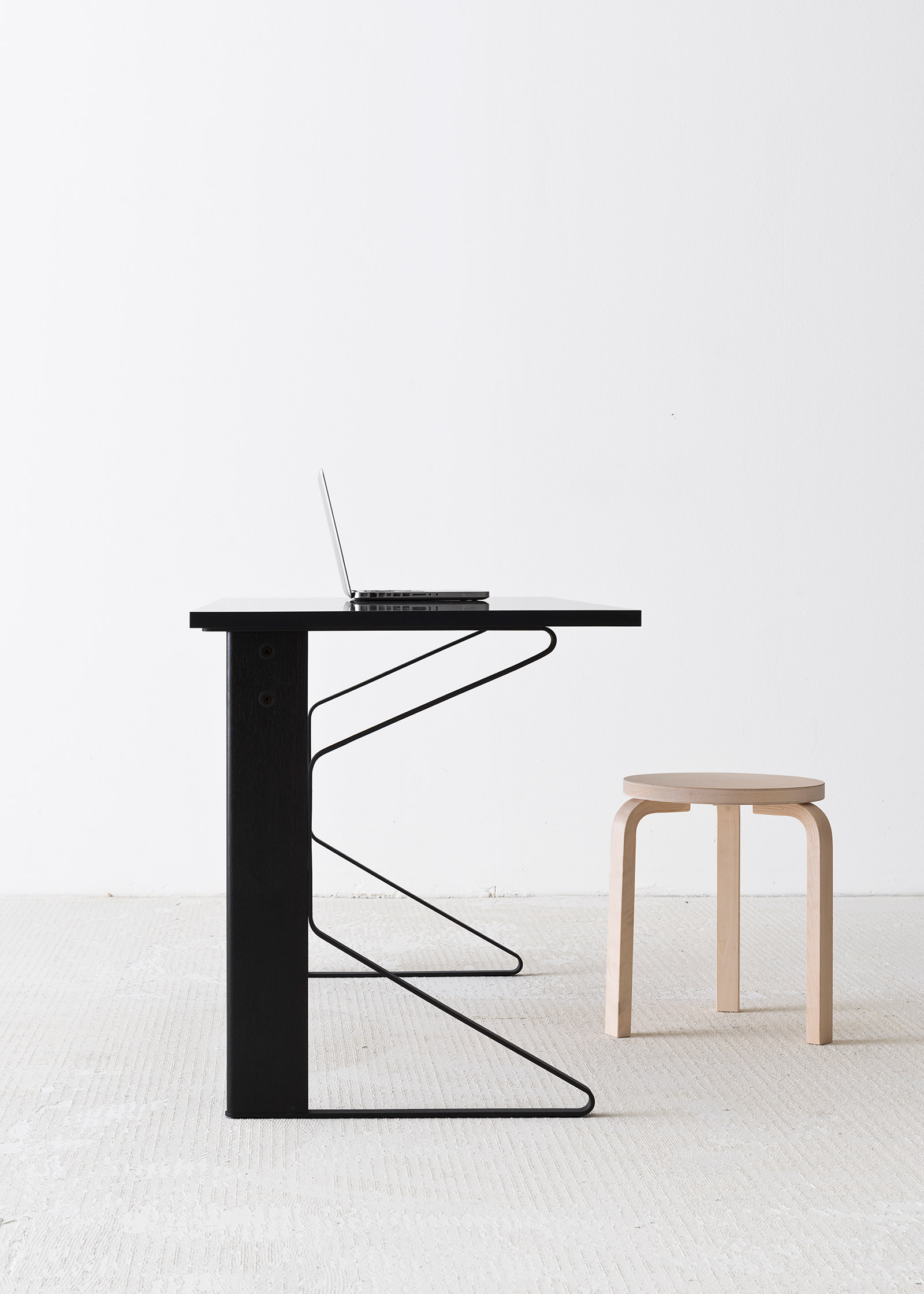 Kaari desk in black lacquer oak and Stool 60 in birch by Artek
