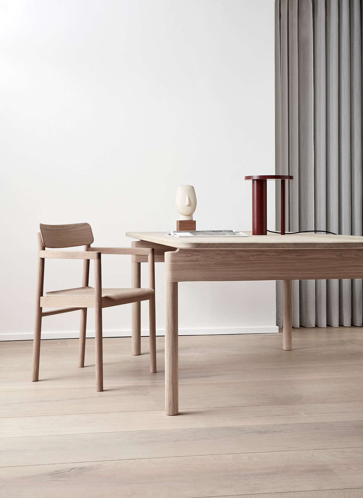 Post chair and table in oiled oak by Fredericia