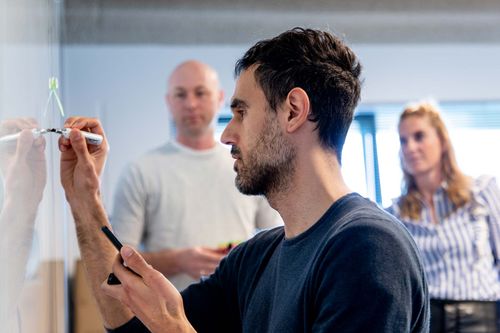 Developer legt software stack uit aan collega's