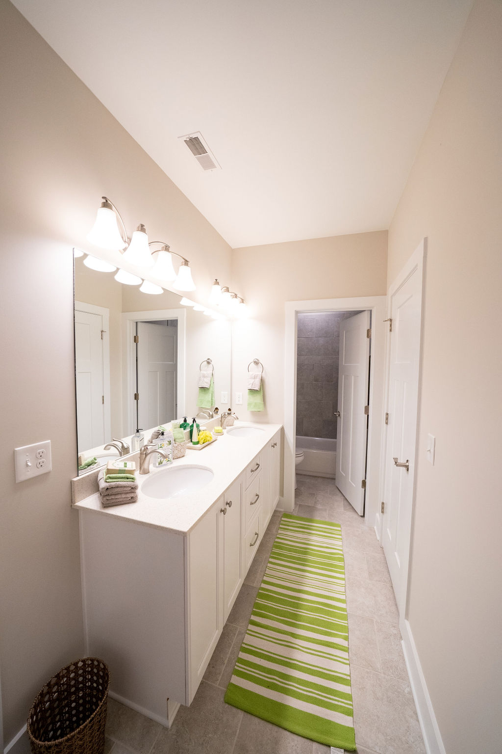 Double vanity bathroom sinks