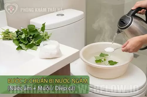 Bước 2: Pha nước ấm với muối hoặc rau diếp cá
