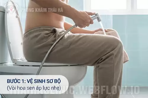 Bước 1: Vệ sinh vùng hậu môn nhẹ nhàng bằng nước mát