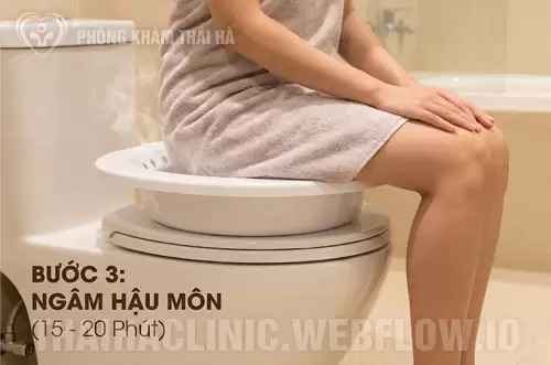 Bước 3: Ngâm hậu môn trong nước ấm 15 phút