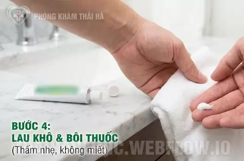 Bước 4: Thấm khô và bôi thuốc mỡ co búi trĩ