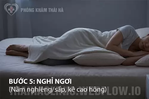 Bước 5: Nằm nghỉ ngơi kê cao hông để giảm sưng