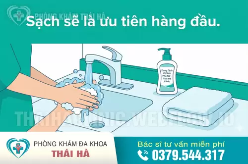 Bước 1: Vệ sinh vùng kín và tay
