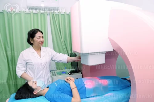Bác sĩ Lê Thị Cẩm Hương khám chữa cho bệnh nhân tại Phòng Khám Thái Hà