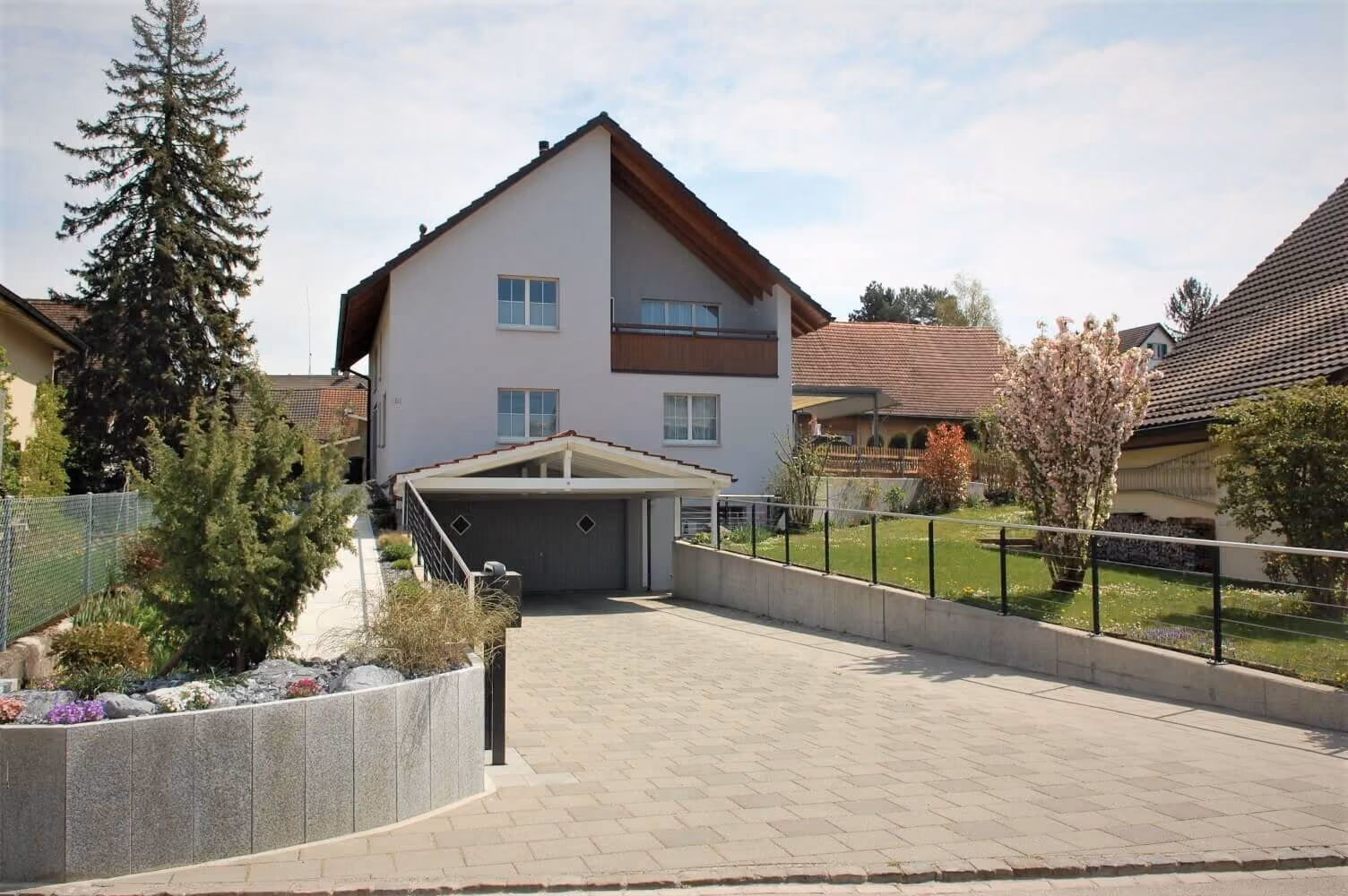 Zeigt Haus an Strasse