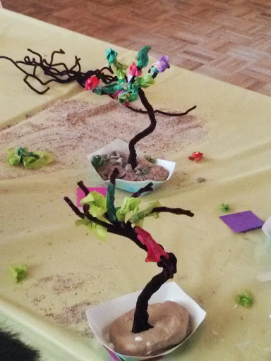 The tree should sit firmly into the clay