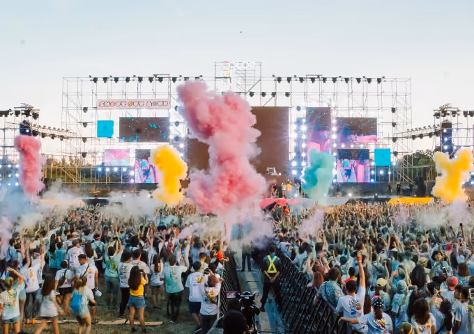 Palco del concerto davanti a una grande folla di partecipanti al festival