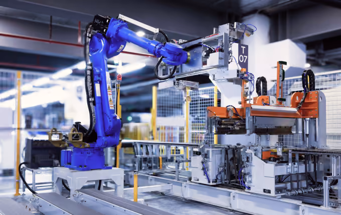 Blauer Industrieroboterarm an einer Fertigungslinie 