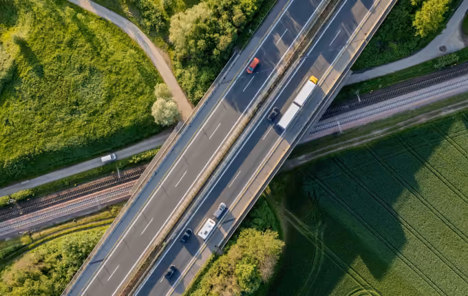 Autostrada con camion e veicoli come simbolo del tracciamento GPS e dei processi logistici digitali