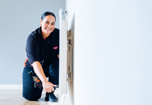 From early gender stereotyping to blatant sexism in the workplace to protective clothing that simply isn’t made for women, there are many complex reasons for the low numbers of women in the maintenance and construction industry. However, 30-year-old Tanisha Mckay from Tower Hamlets has been Mears Tradeswoman for 12 years and is inspiring young women to follow her footsteps and shatter gender stereotypes.