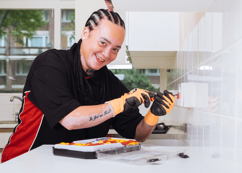 Mears FM provides services to two Defence Estates (DE) sites spread over five separate locations in Bristol and Portsmouth. The stock, maintained by Mears, includes over 317 homes and communal buildings.