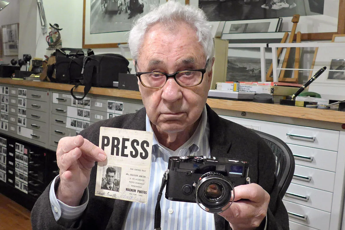 Elliott Erwitt con la sua macchina fotografica e tesserino Magnum Photos