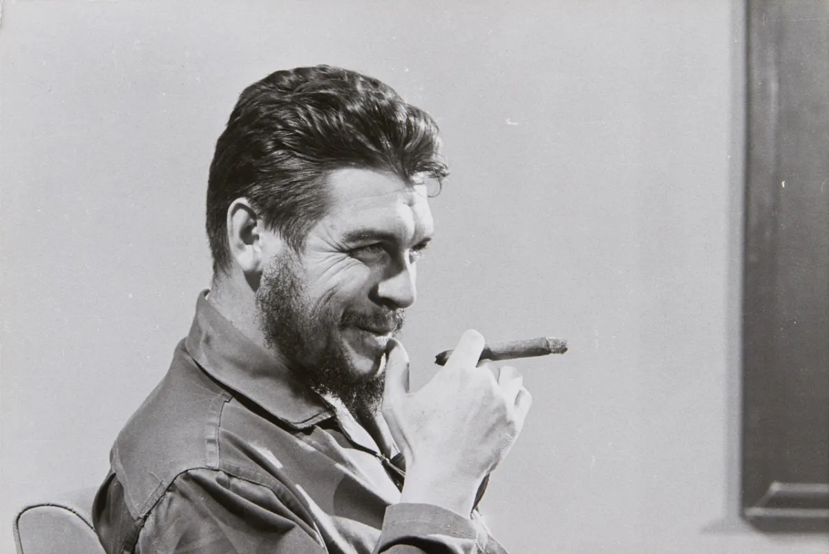 Ritratto di Che Guevara che fuma un sigaro, foto di Elliott Erwitt