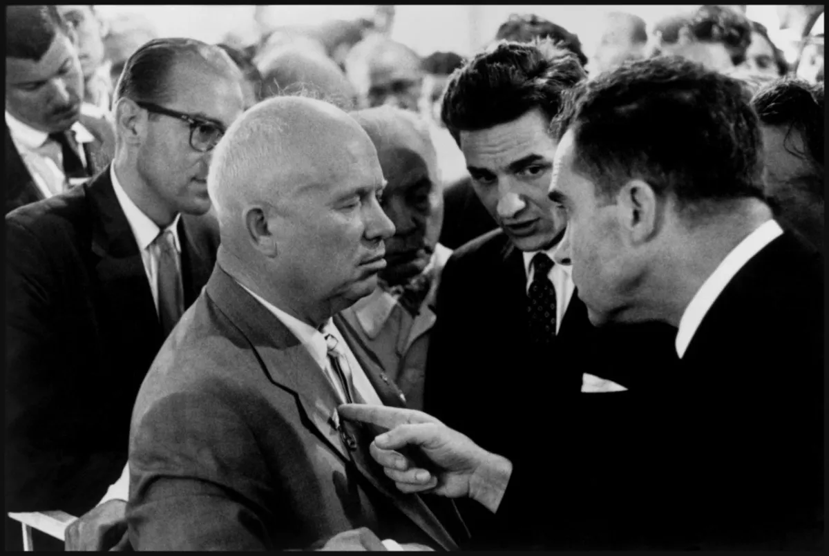 Richard Nixon e Nikita Krusciov durante il celebre dibattito del 1959, fotografati da Elliott Erwitt
