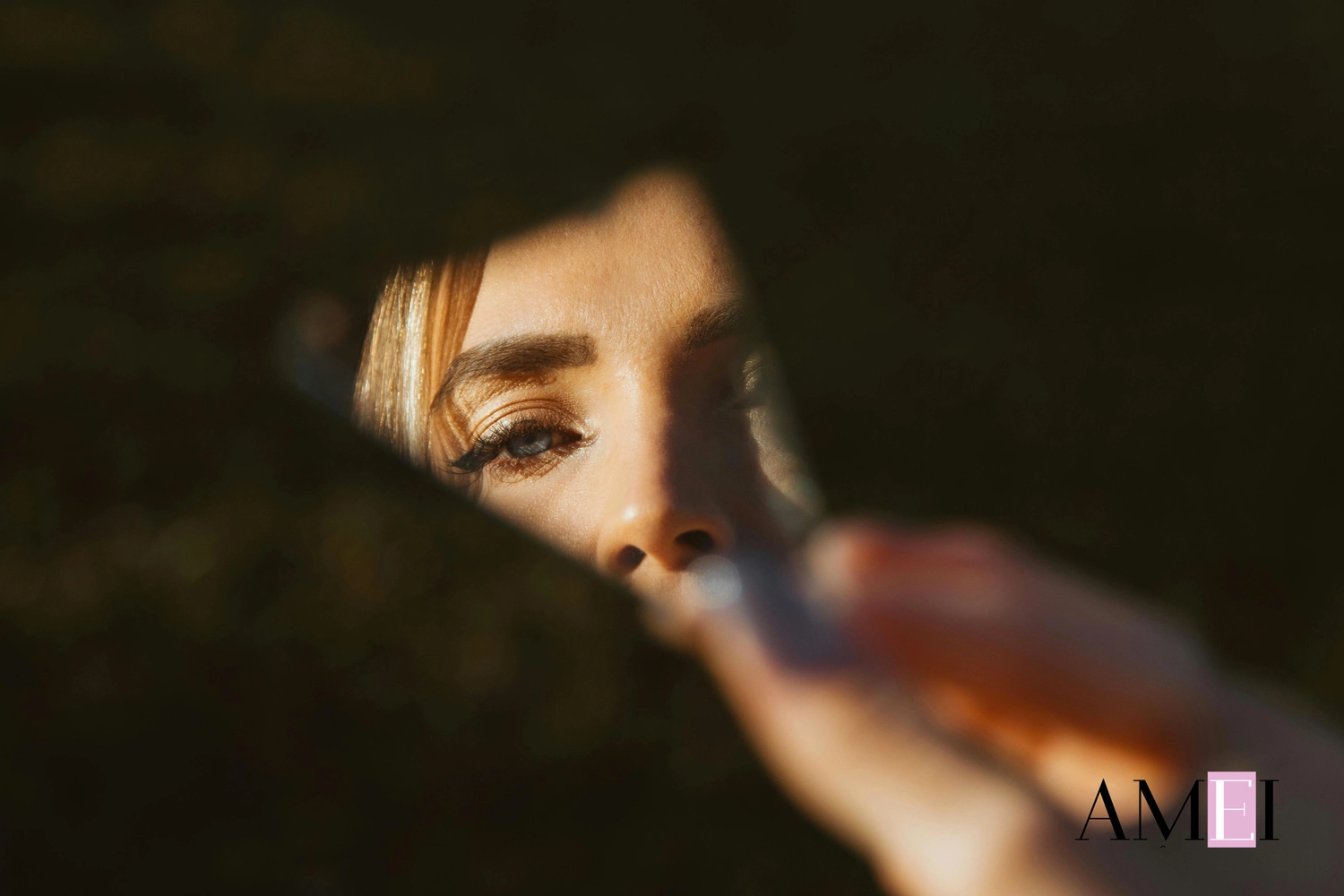 Riflesso di un volto femminile in uno specchio rotto, simbolo di introspezione, auto-osservazione e consapevolezza emotiva