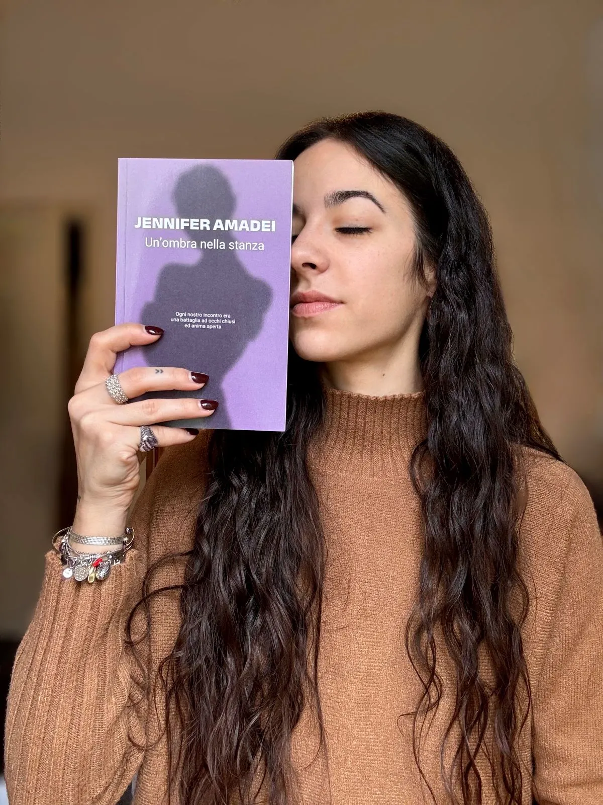 Jennifer Amadei con il suo libro "Un'ombra nella stanza", ritratto simbolico tra introspezione e autenticità