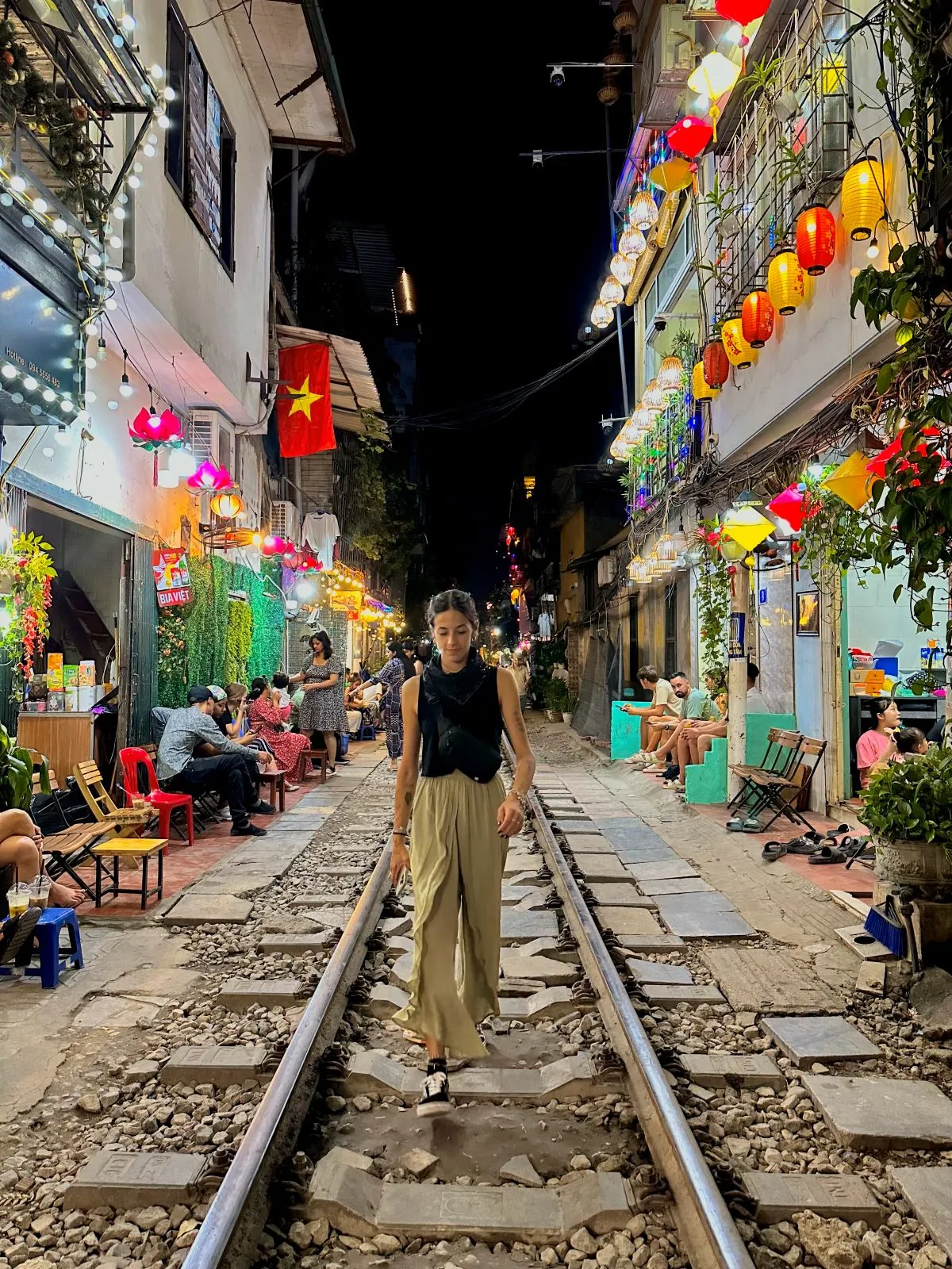 Jennifer Amadei cammina nella famosa Train Street di Hanoi, tra luci notturne e atmosfere vibranti