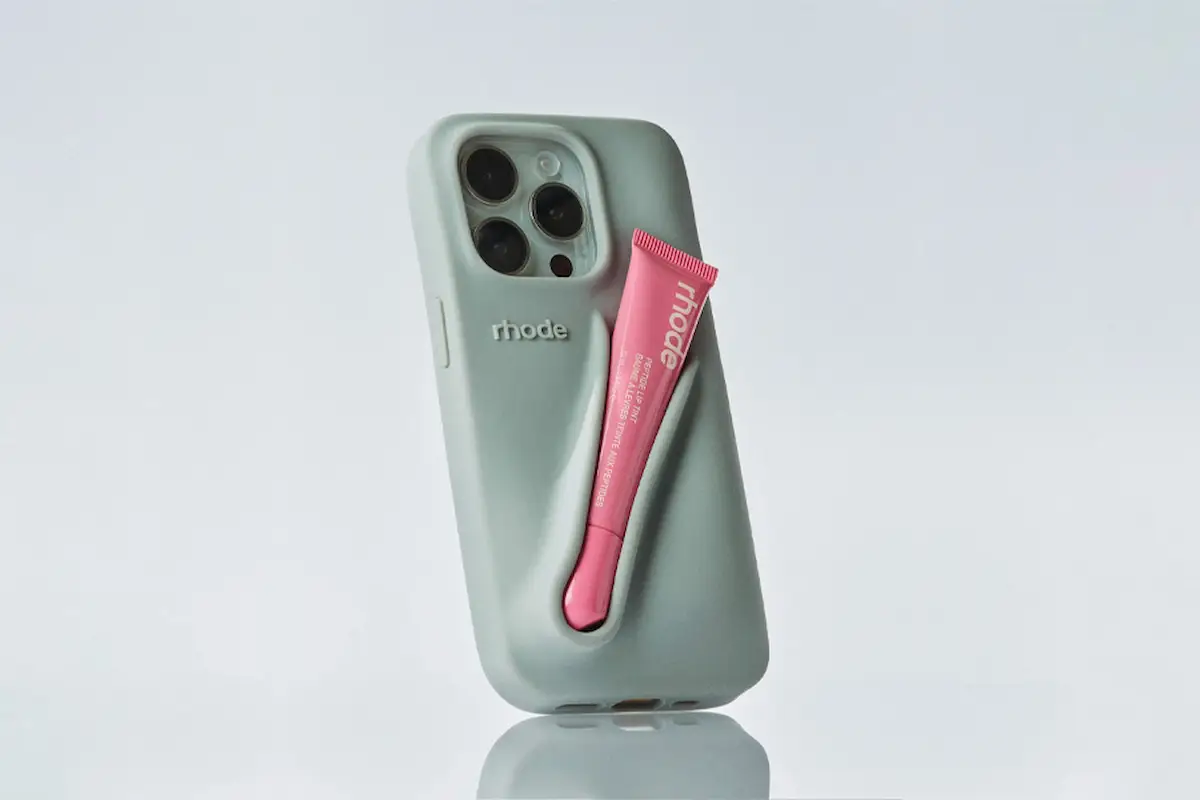 Custodia smartphone Rhode con porta lipgloss integrato, accessorio beauty di Hailey Bieber virale sui social
