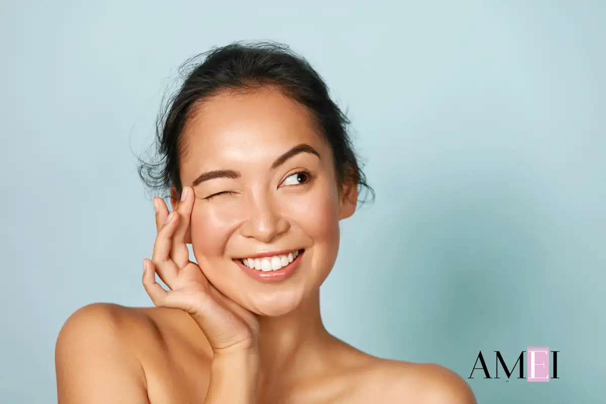 Giovane donna sorridente con pelle luminosa e naturale, concept skincare e bellezza consapevole su Amei Magazine