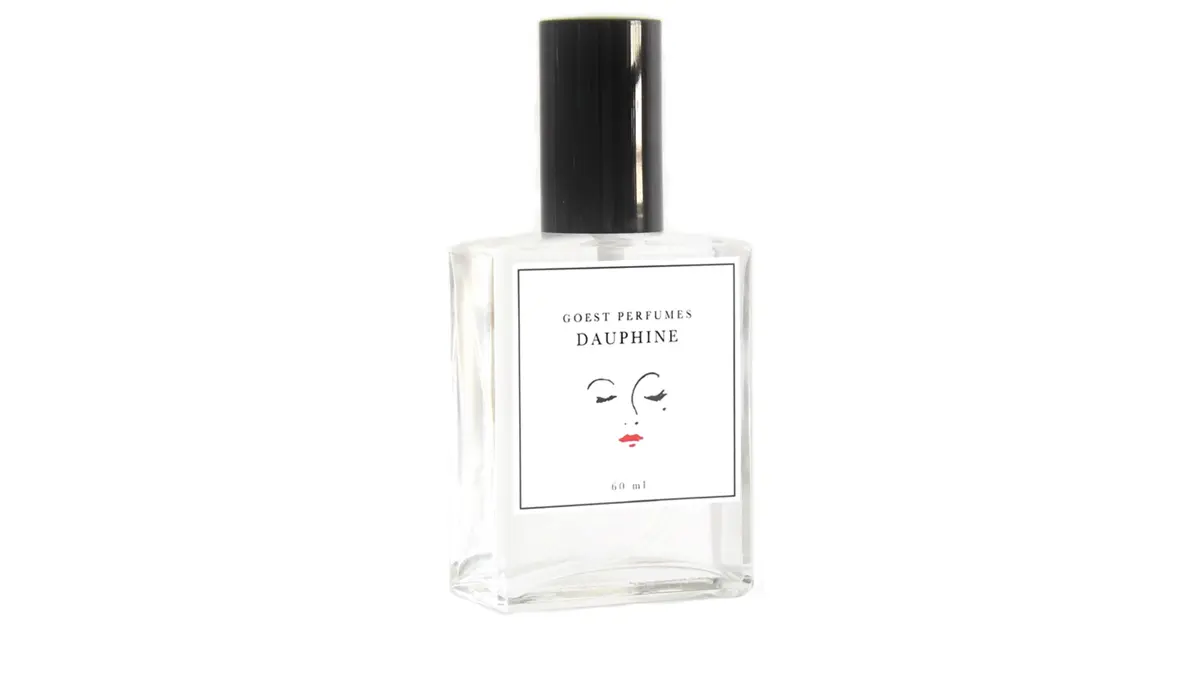 Il profumo Dauphine di Goest Perfumes in un flacone trasparente con un'etichetta dal design minimalista che raffigura un volto stilizzato