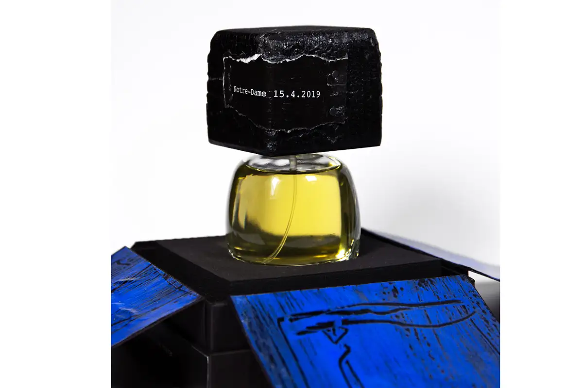 Dettaglio del profumo UNUM dedicato a Notre-Dame, con un tappo scultoreo nero che riporta la data dell'incendio, 15.4.2019