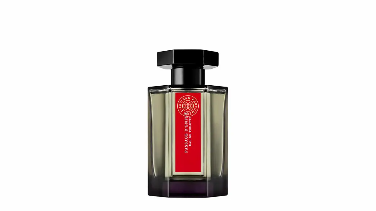 Elegante bottiglia di profumo L'Artisan Parfumeur Passage d'Enfer Eau de Toilette, con etichetta rossa, perfetta per la profumeria di lusso