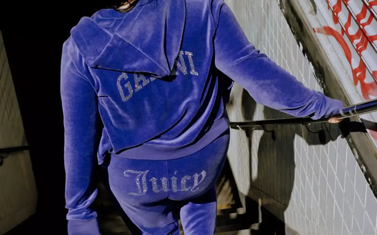 Completo in velour stile Y2K con cristalli Juicy Couture, tendenza nostalgia anni 2000 tornata virale nel 2025