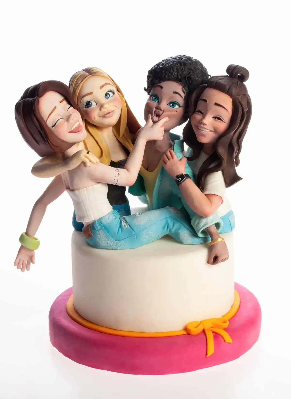 Torta scultura con quattro amiche che ridono e si abbracciano, creata dalla cake designer Silvia Mancini