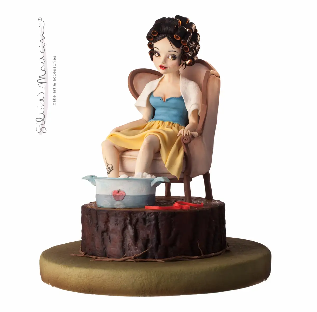 Torta in pasta di zucchero di Biancaneve in versione moderna, creata da Silvia Mancini Cake Designer