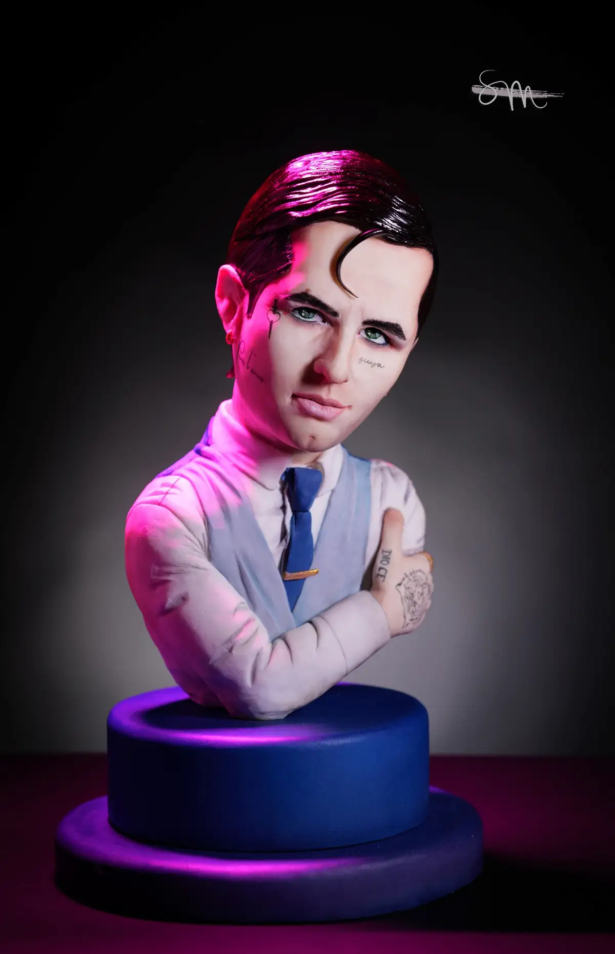Torta-scultura realistica di Achille Lauro in pasta di zucchero, creata da Silvia Mancini cake designer