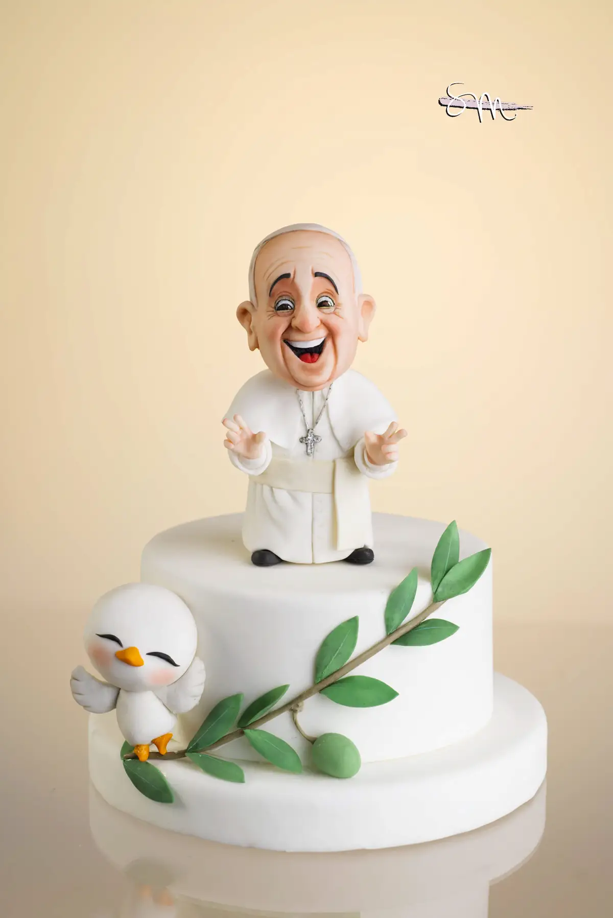 Torta scultura di Papa Francesco con ramo d’ulivo e colomba, creata dalla cake designer Silvia Mancini