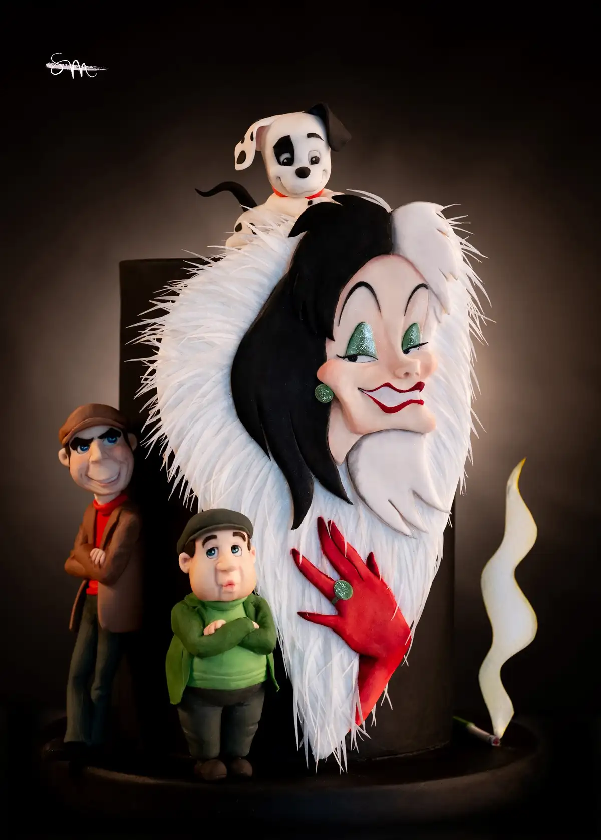 Torta artistica di Cruella De Vil e i personaggi della Carica dei 101 in pasta di zucchero realizzata da Silvia Mancini