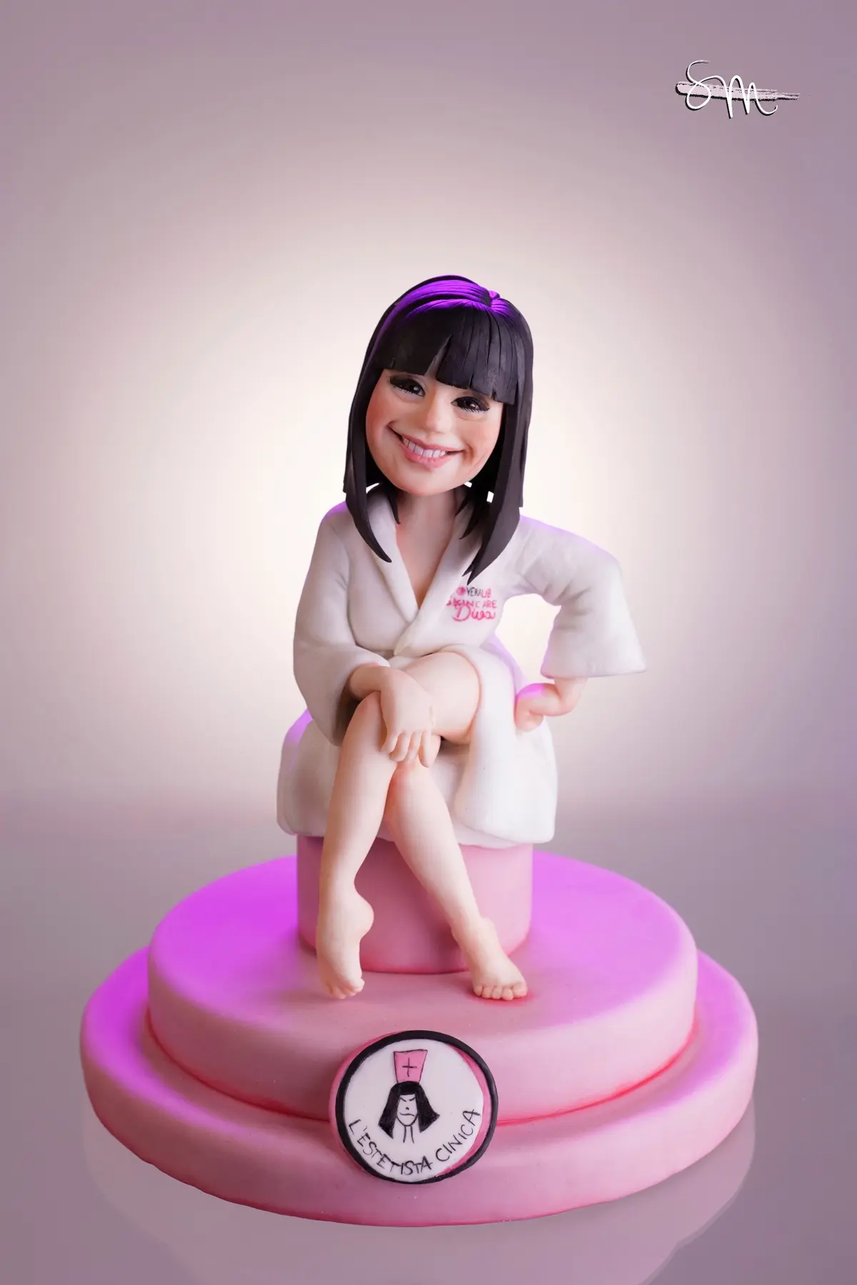 Torta scultura in pasta di zucchero dedicata all’Estetista Cinica, realizzata da Silvia Mancini