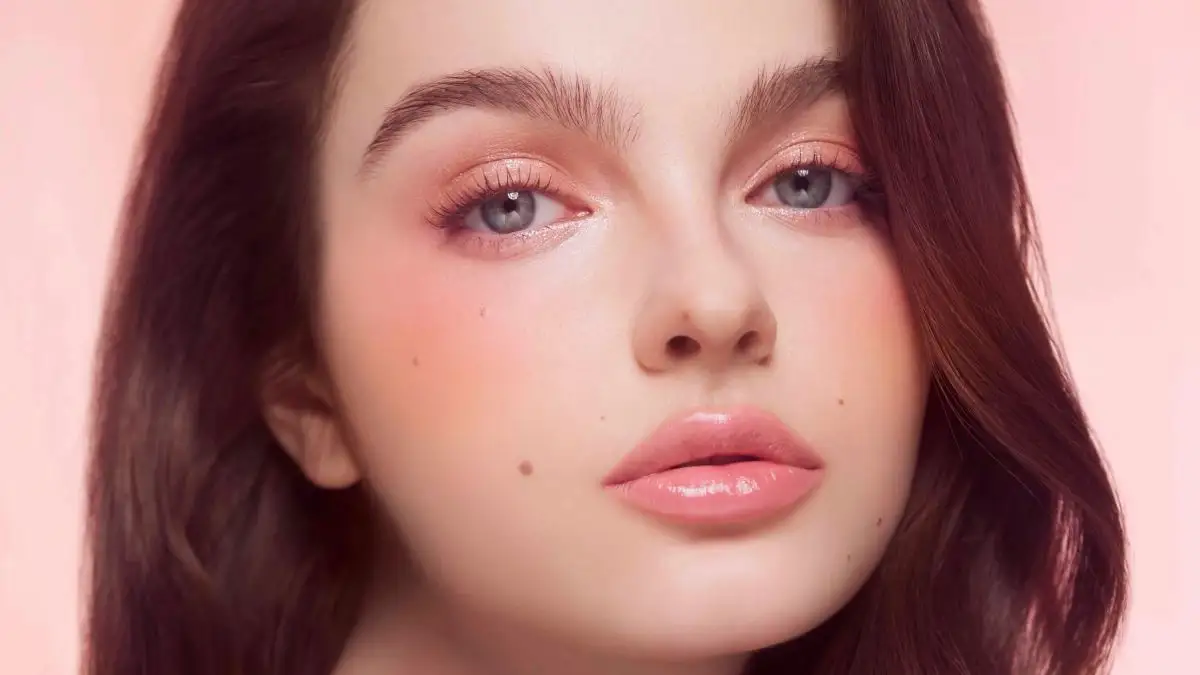 Labbra sfumate con lip gloss per un effetto naturale
